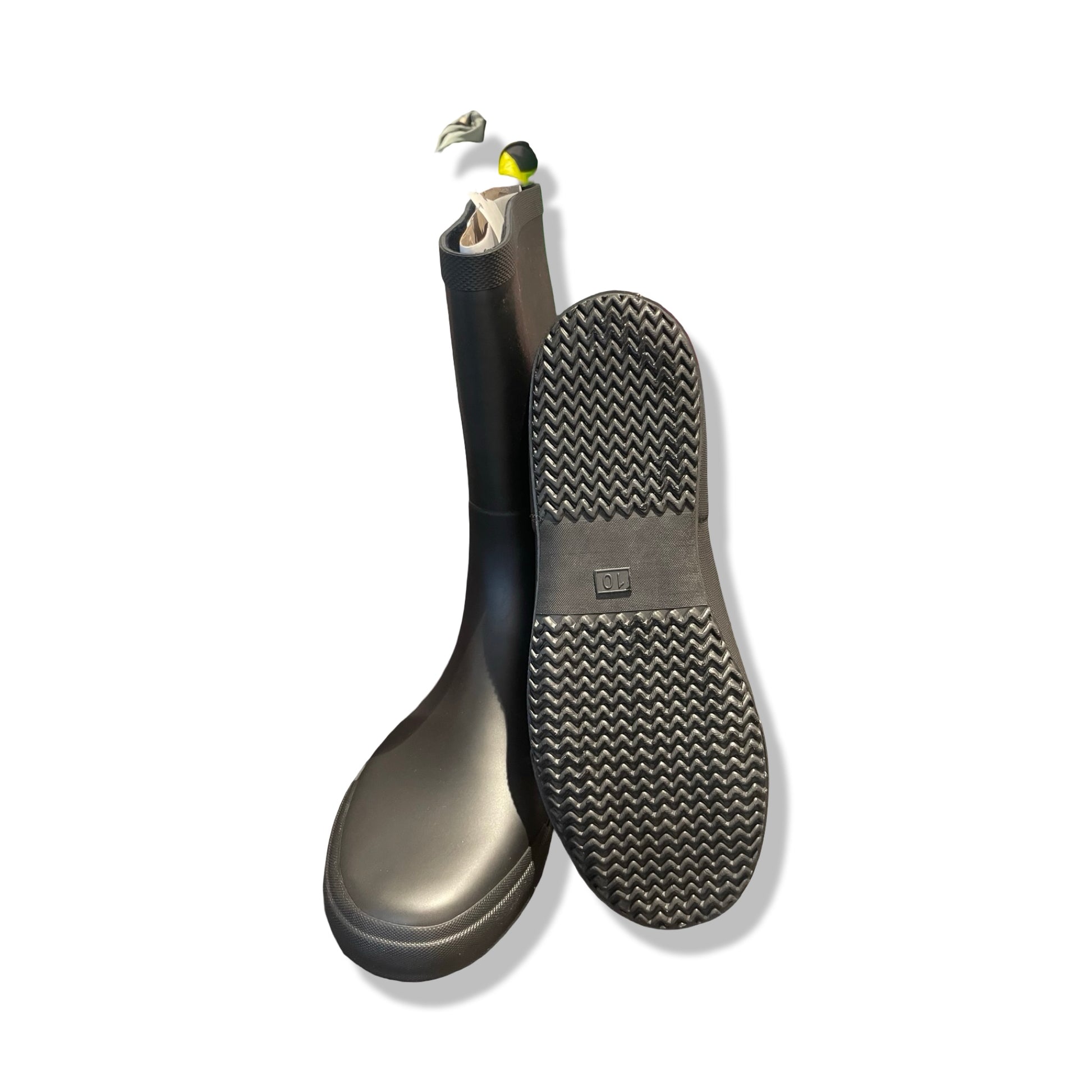 Mörkblå Helly Hansen Nordvik 2 gummistövlar för herr, där ena stöveln visar den mönstrade sulan mot vit bakgrund.