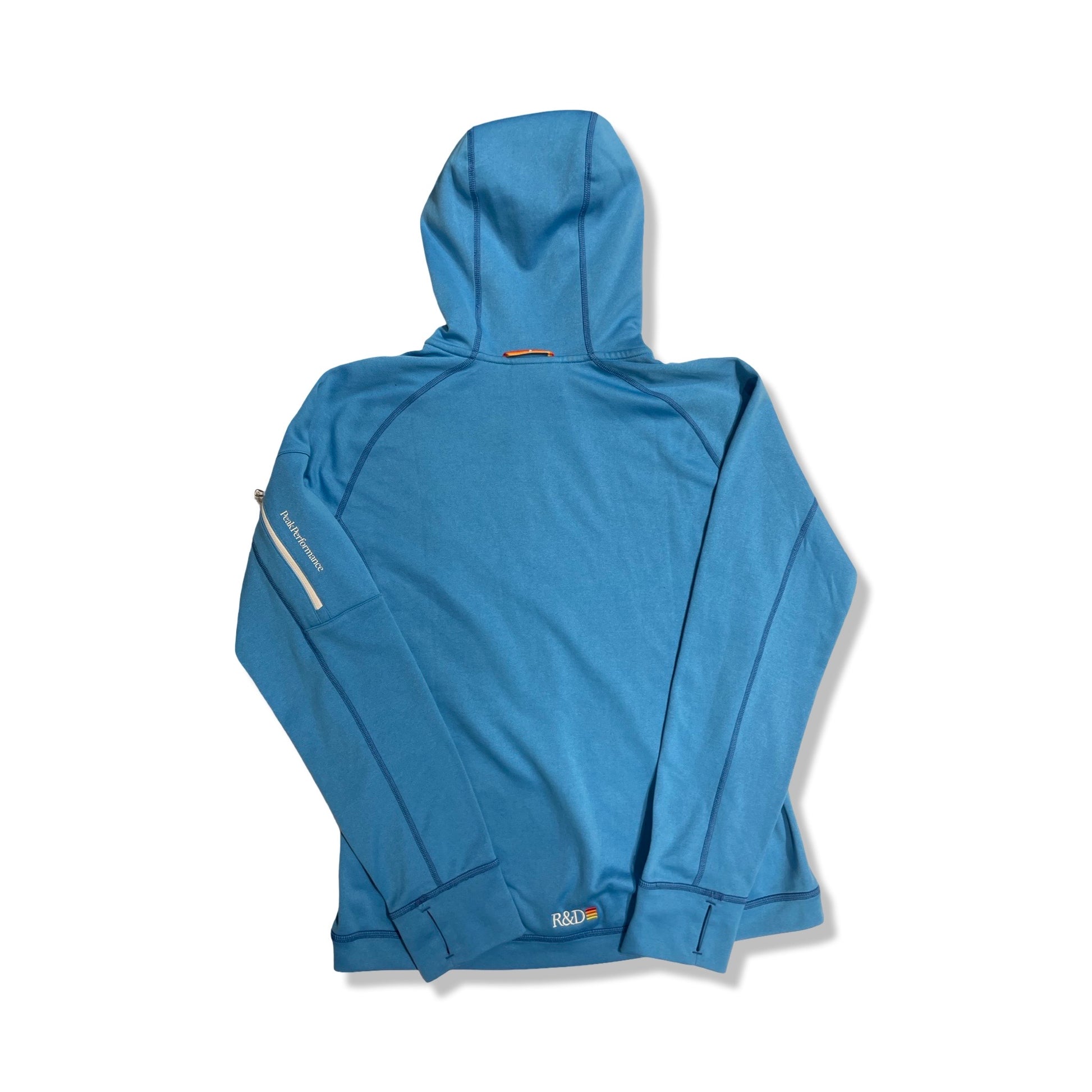 Baksidan av en blå fleecehoodie från Peak Performance för herr, fotograferad mot en vit bakgrund.
