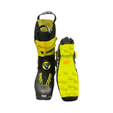 Scarpa Alien Carbon Grimalid pjäxor för herr i svart och gult, fotograferade mot en vit bakgrund. En pjäxa visas framifrån och den andra visar sulan.