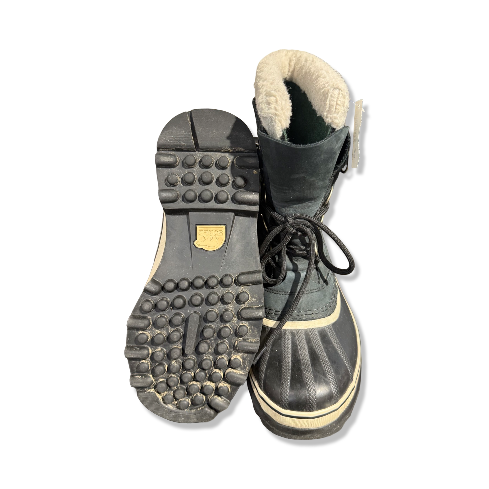 Sorel Caribou vinterkängor för dam i svart, fotograferade mot en vit bakgrund. En känga visas framifrån och den andra visar sulan.