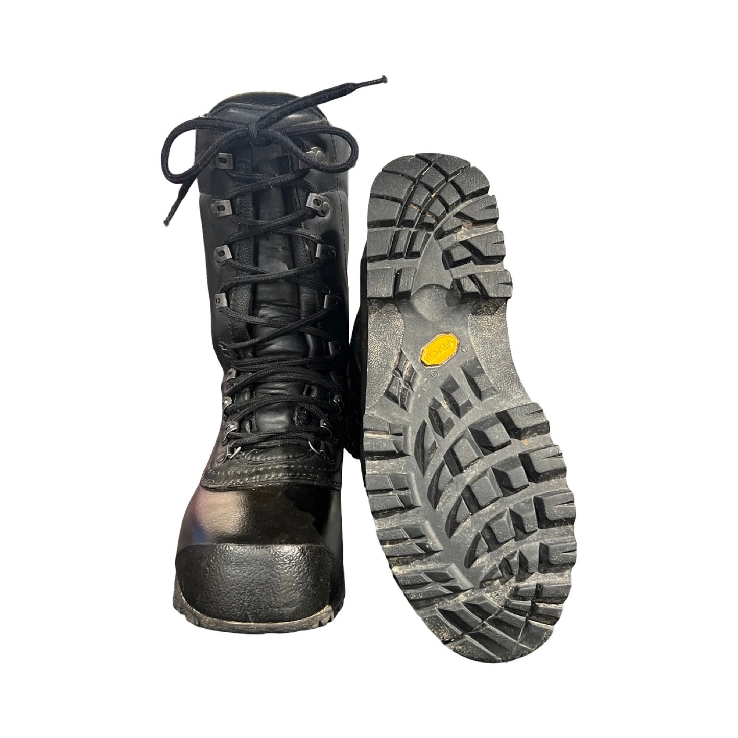 Lundhags Professional High vandringskängor för herr i svart, fotograferade mot en vit bakgrund. Ena kängan visas framifrån och den andra visar sulan.