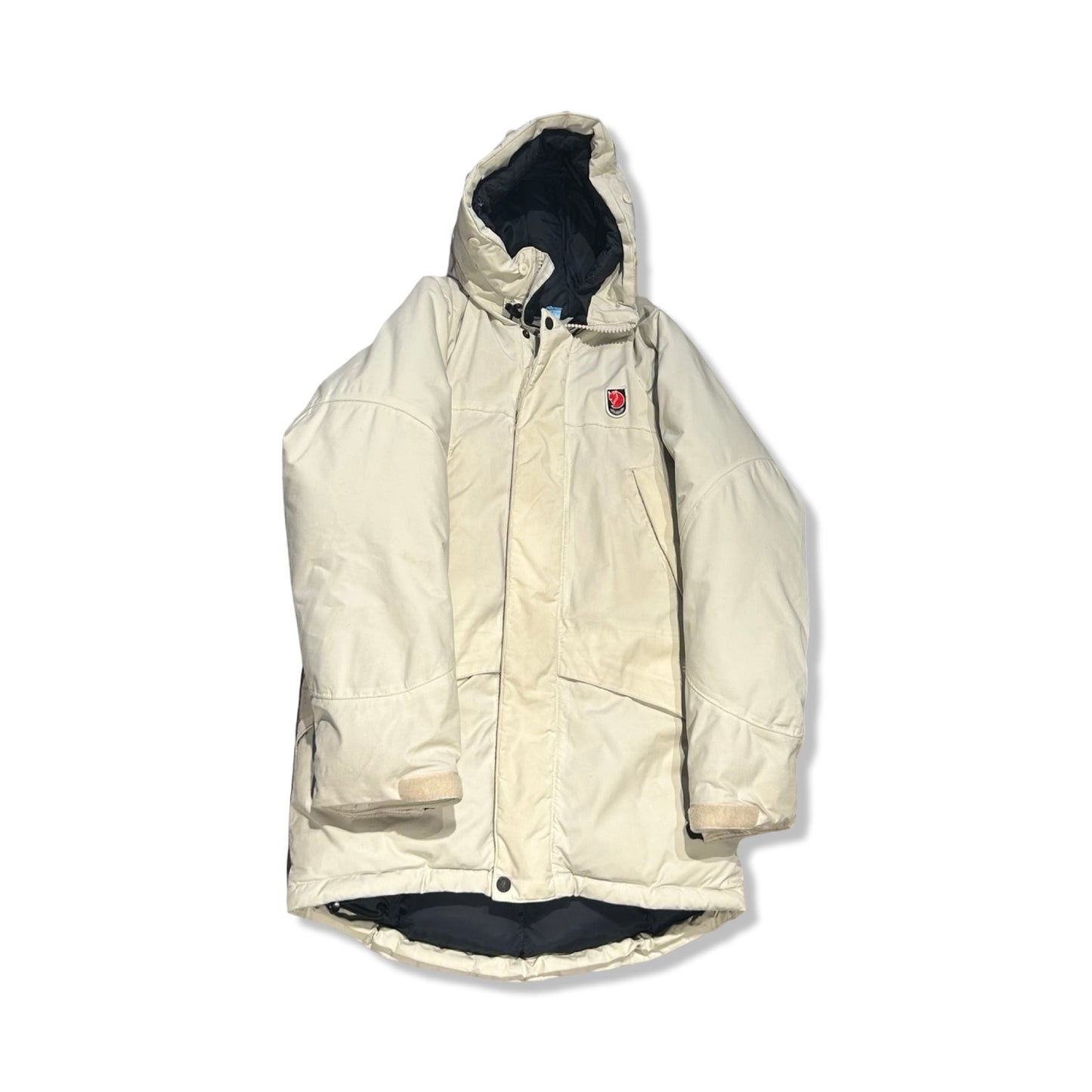 Fjällräven dunjacka för unisex i benvitt. Jackan har huva och heldragen dragkedja och är fotograferad platt mot en vit bakgrund.