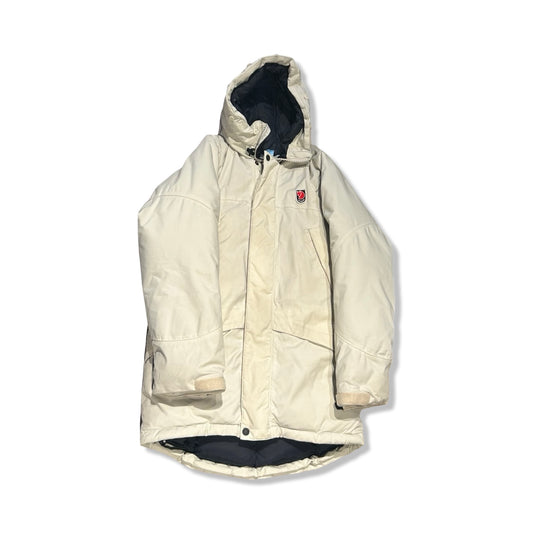 Fjällräven dunjacka för unisex i benvitt. Jackan har huva och heldragen dragkedja och är fotograferad platt mot en vit bakgrund.