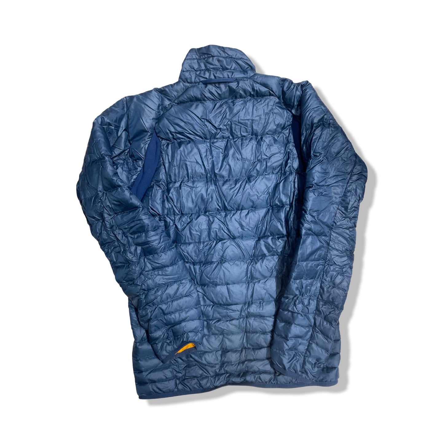 Baksidan av Haglöfs Essens III dunjacka för herr i blått, fotograferad mot en vit bakgrund.