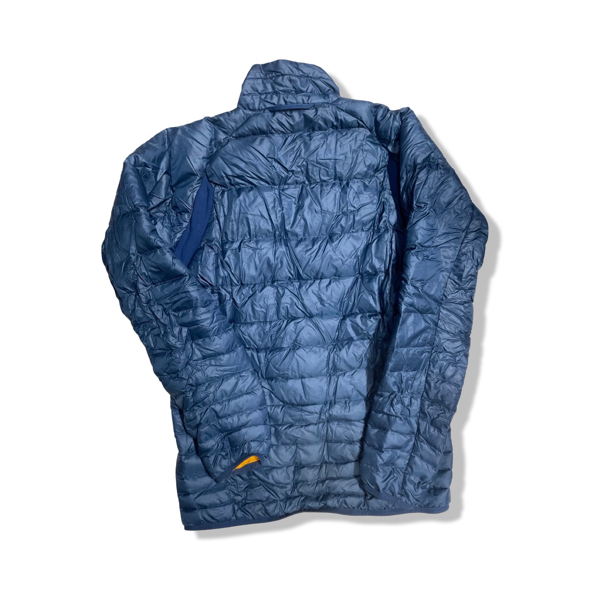 Baksidan av Haglöfs Essens III dunjacka för herr i blått, fotograferad mot en vit bakgrund.