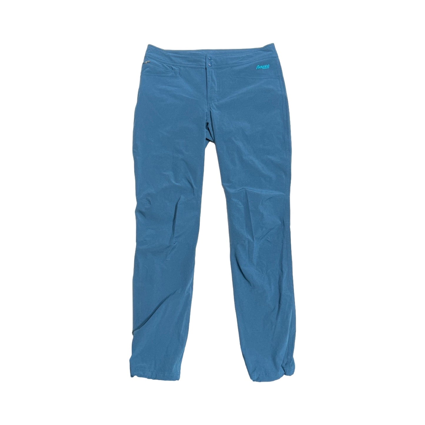 Bergans Cecilie Flex vandringsbyxor för dam i blått, fotograferade platt framifrån mot en vit bakgrund.