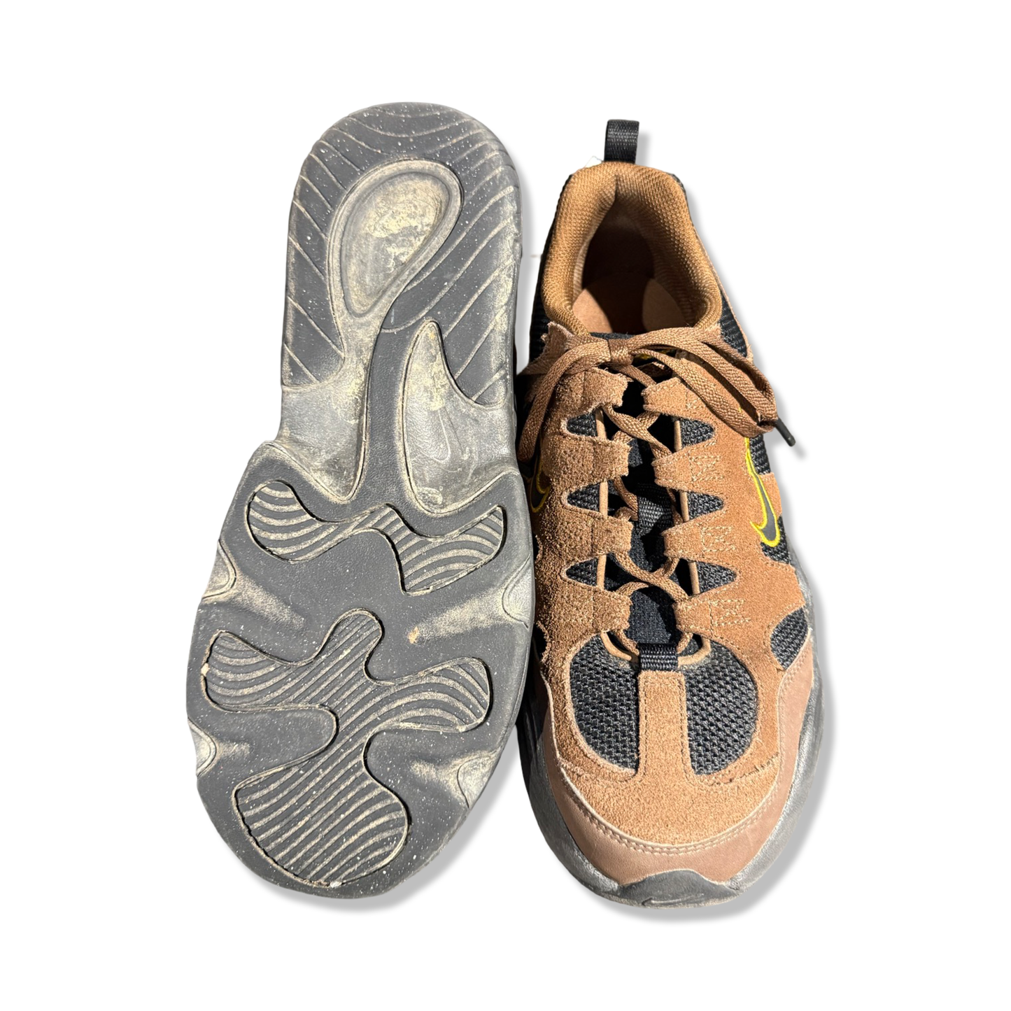 Ett par Nike Tech Hera sneakers för herr i brunt och svart, där ena skon visas uppifrån och den andra visar sulan, fotograferade mot en vit bakgrund.