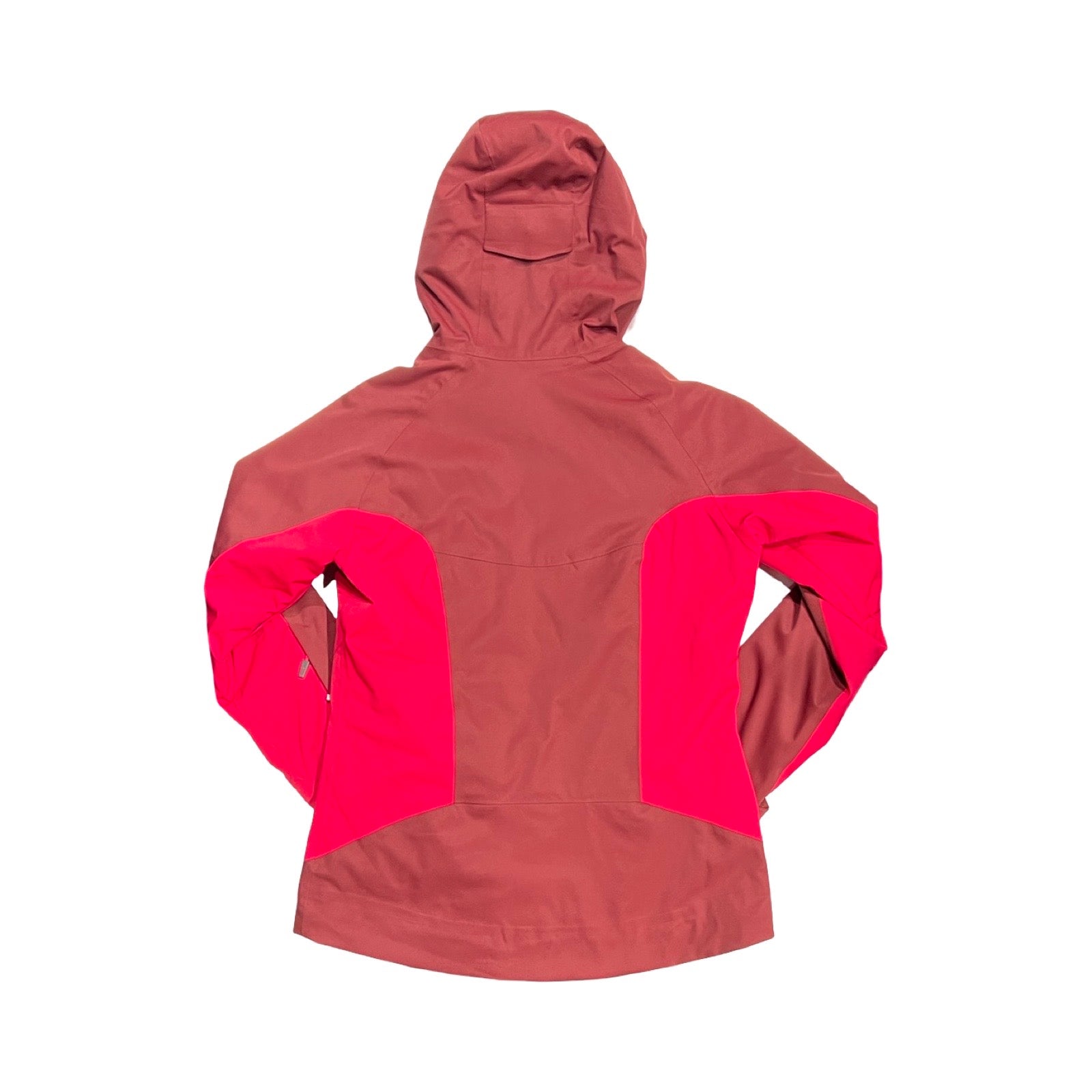 Baksidan av Scott skidjacka för dam i rött och rosa, fotograferad mot en vit bakgrund.