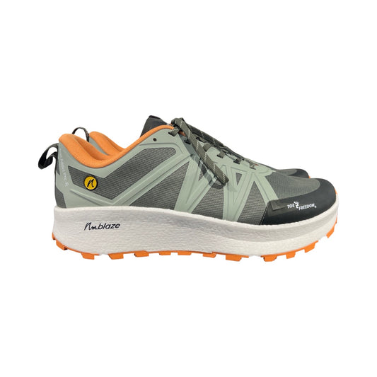 Ett par Joe Nimble Trail Addict Pro-R löparskor för herr i grönt med orangea detaljer, fotograferade från sidan mot en vit bakgrund.