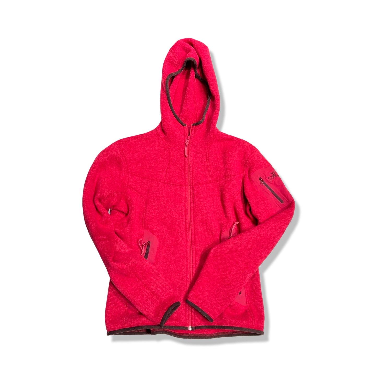 Arc'teryx Covert fleecehoodie för dam i rosa. Hoodien har en heldragen dragkedja och är fotograferad framifrån mot en vit bakgrund.