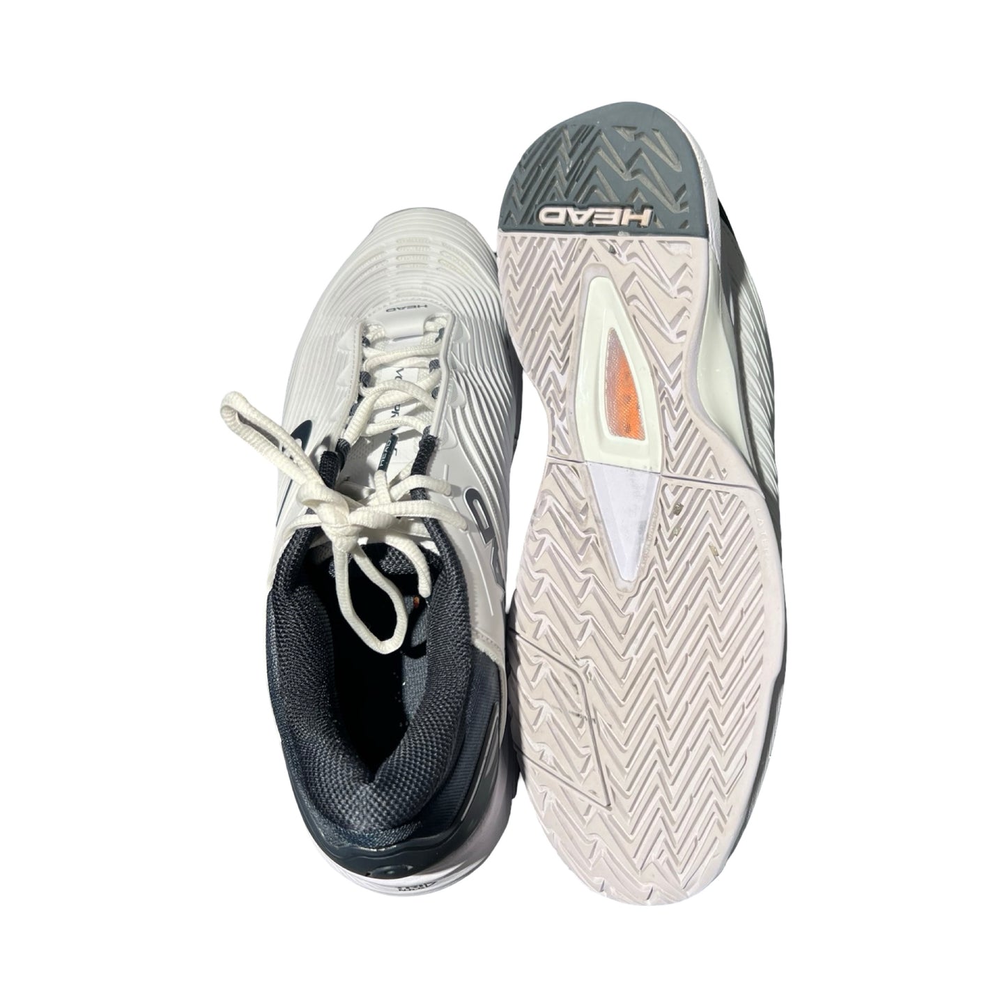 Träningsskor Head Revolt 4.5 för herr i vitt och mörkgrått, fotograferade uppifrån där både ovansida och sula visas, mot en vit bakgrund.