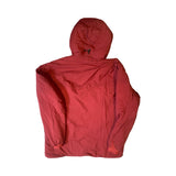 Baksidan av Arc'teryx Atom Hoody LT syntetjacka för herr i rostbrun färg mot vit bakgrund.
