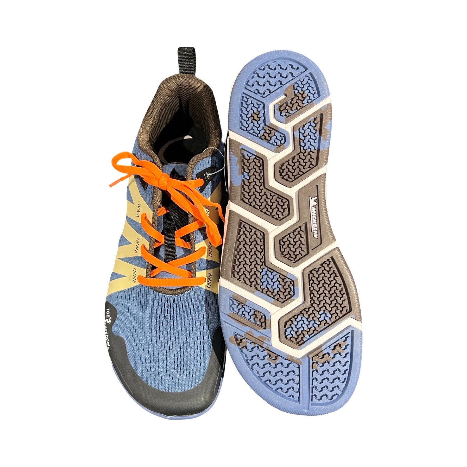 Joe Nimble Road Addict löparskor för herr i blått med orangea skosnören, fotograferade ovanifrån mot en vit bakgrund. Ena skon visar ovansidan och den andra visar sulan.