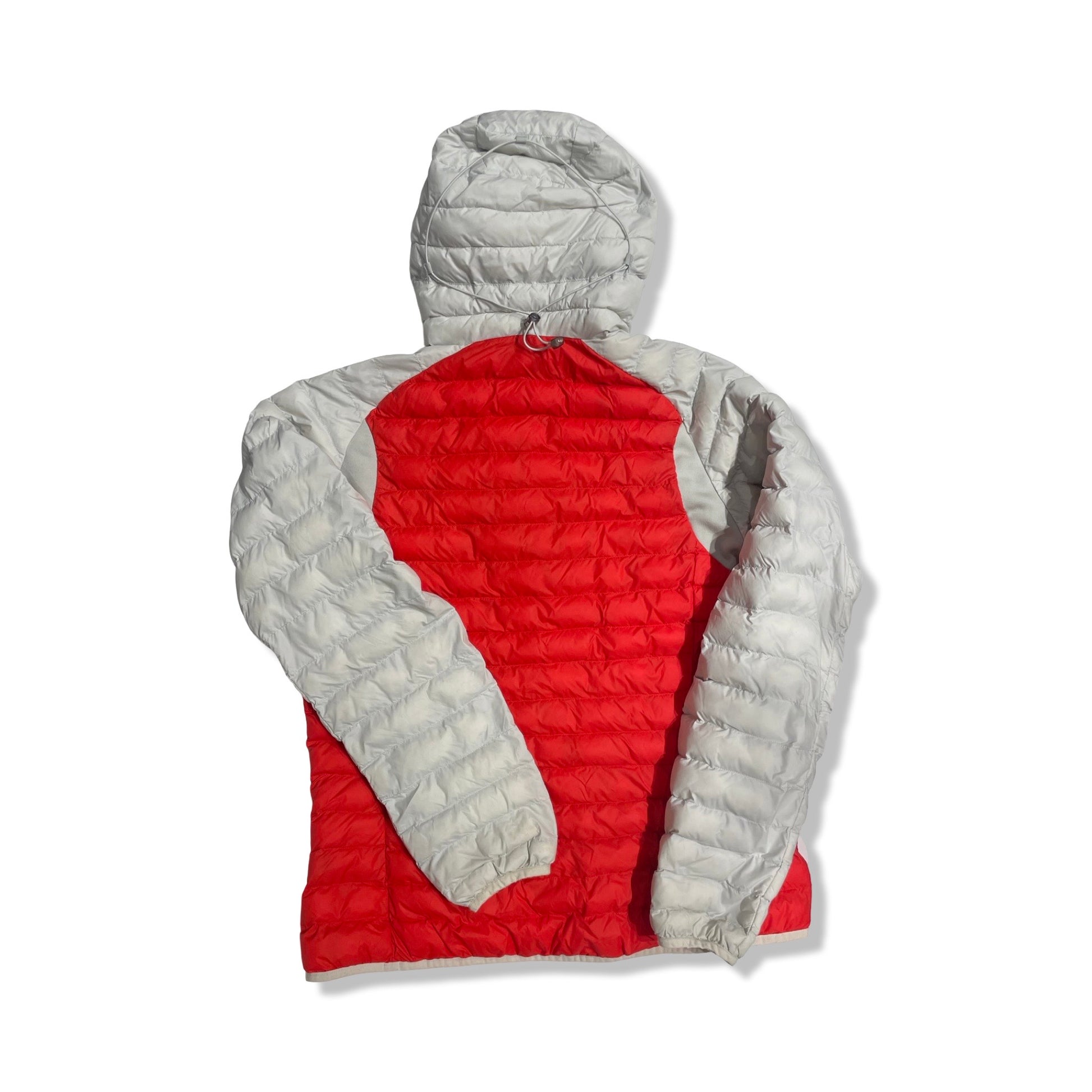 Baksidan av Haglöfs Essens Mimic Hood syntetjacka för dam i rött och vitt, fotograferad mot en vit bakgrund.