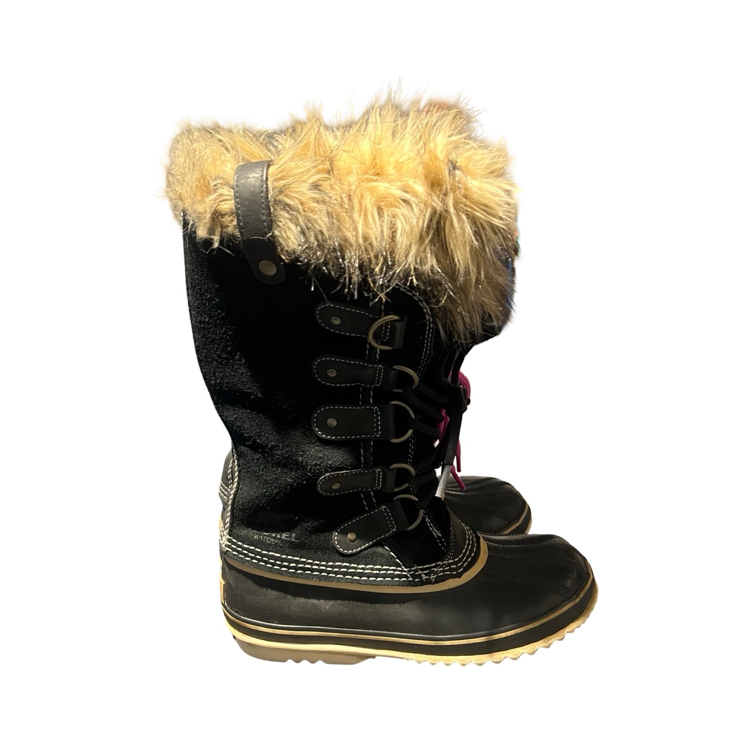 Vattentäta Sorel vinterkängor för dam i svart med en ljus pälskant, fotograferade från sidan mot en vit bakgrund.