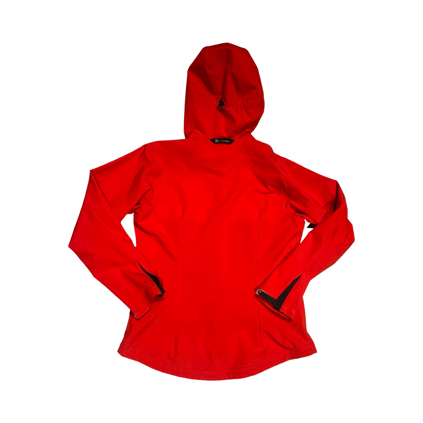 Baksidan av en röd softshelljacka för dam från Haglöfs. Jackan har huva och fotograferas liggandes platt mot en vit bakgrund.