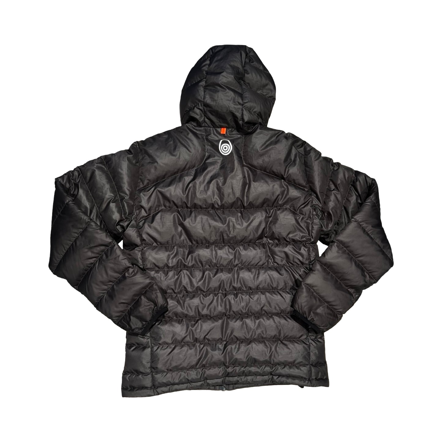 Baksidan av Sail Racing dunjacka i grått med huva, fotograferad mot en vit bakgrund.