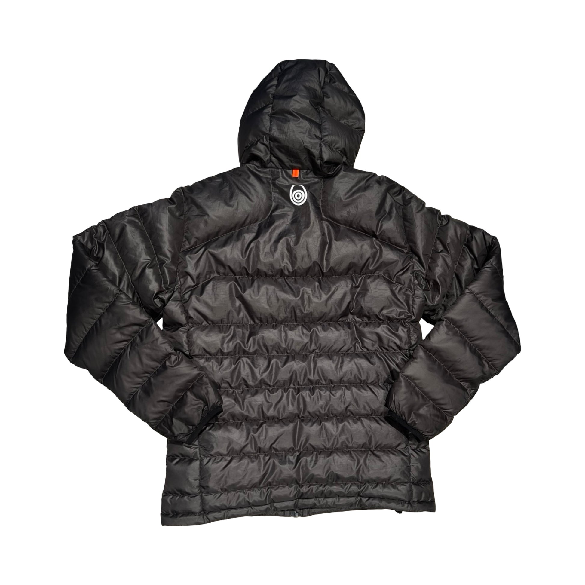 Baksidan av Sail Racing dunjacka i grått med huva, fotograferad mot en vit bakgrund.