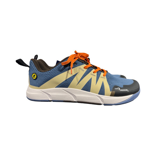 Ett par blåa Joe Nimble Road Addict löparskor för herr med beigea och orangea detaljer, fotograferade från sidan mot en vit bakgrund.