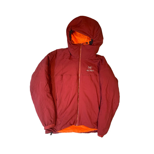 Rostbrun Arc'teryx Atom Hoody LT syntetjacka för herr med orange foder, fotograferad mot en vit bakgrund.
