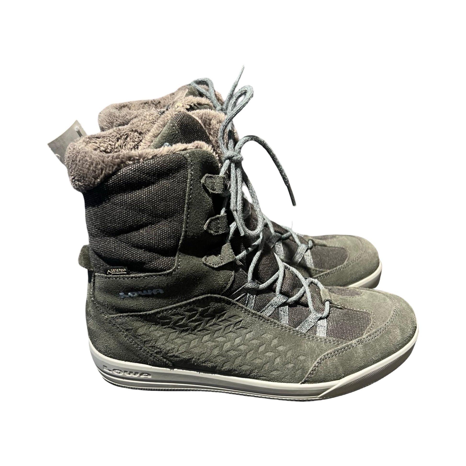 Lowa Evo vinterkängor för dam i grågrön färg med varmt foder, fotograferade från sidan mot en vit bakgrund.