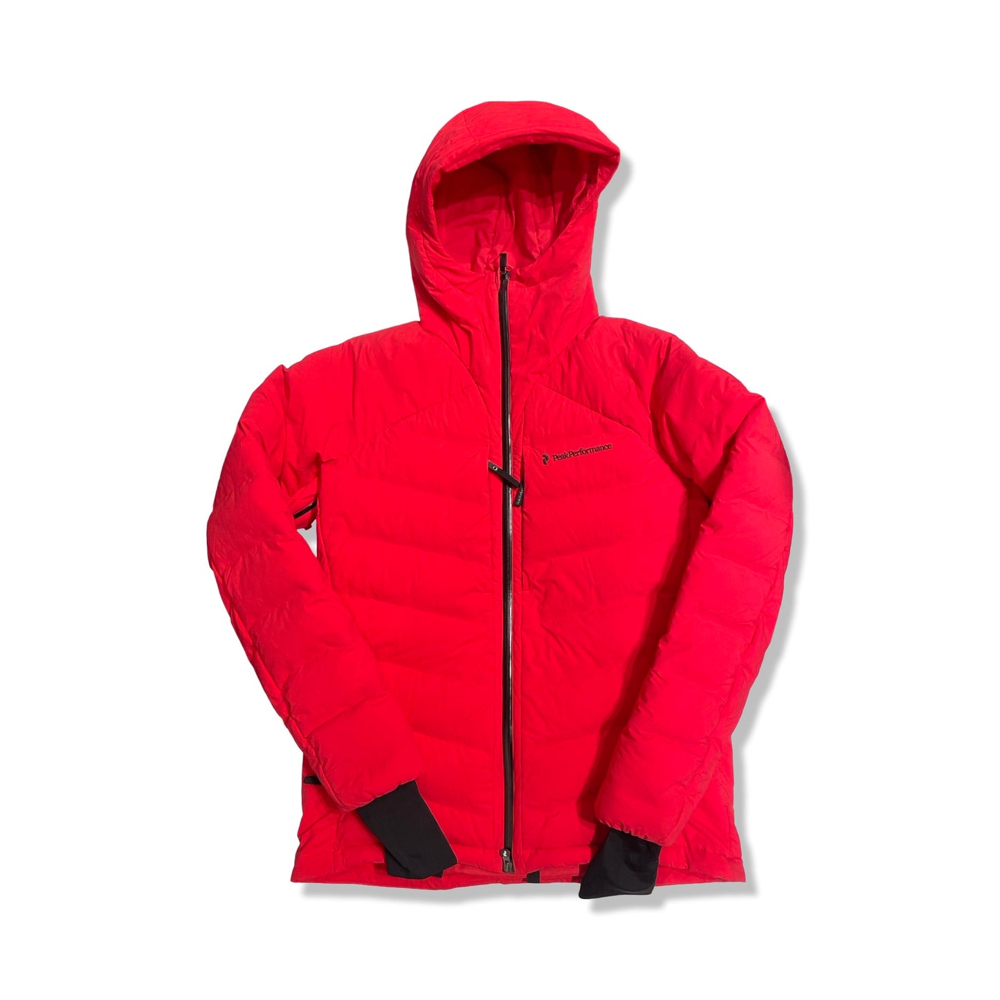 Peak Performance Shielder skidjacka för herr i rött. Jackan har huva och heldragen dragkedja och är fotograferad platt mot en vit bakgrund.