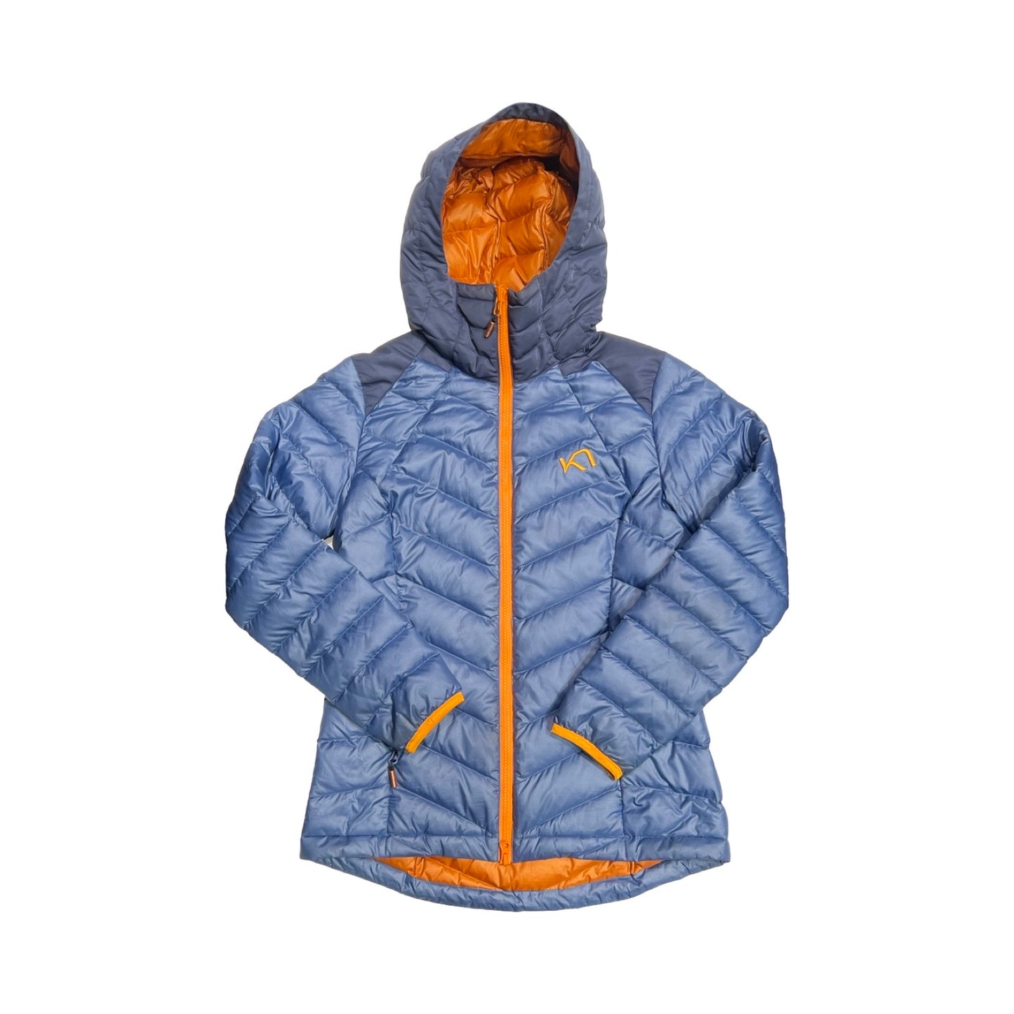 Kari Traa Voss Line Backflip skidjacka för dam i blått med orange detaljer. Jackan har huva och heldragen dragkedja och är fotograferad framifrån mot en vit bakgrund.