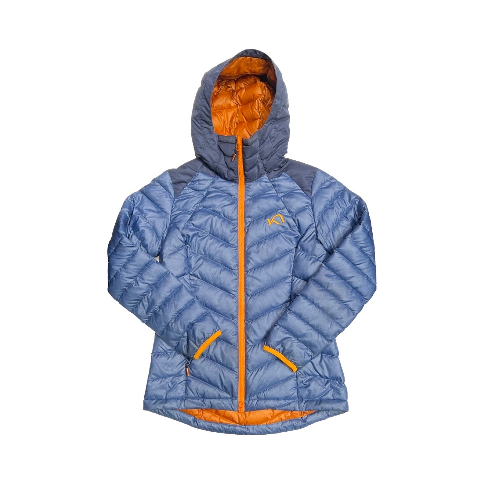 Kari Traa Voss Line Backflip skidjacka för dam i blått med orange detaljer. Jackan har huva och heldragen dragkedja och är fotograferad framifrån mot en vit bakgrund.