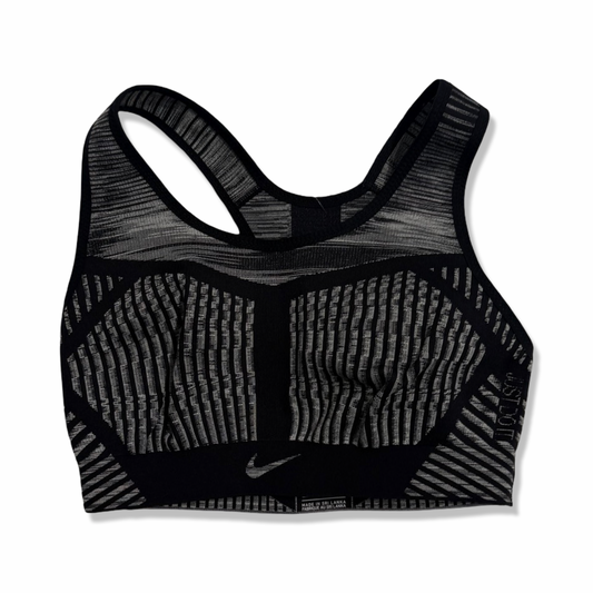 Nike Flyknit sport-BH för dam i svart och vitt, fotograferad framifrån mot en vit bakgrund.