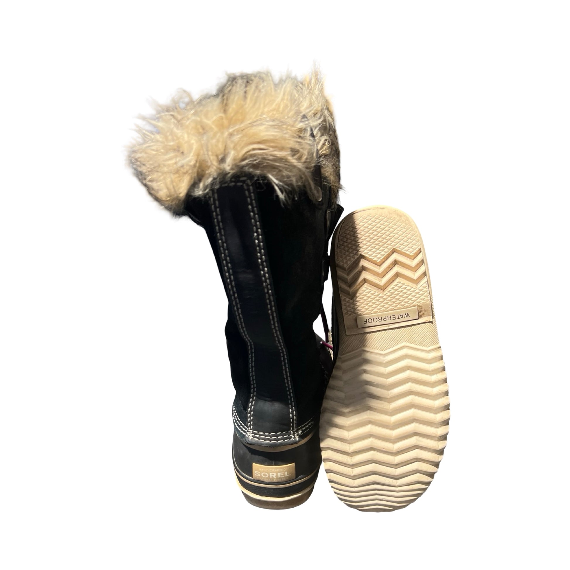 Baksidan och sulan på ett par svarta Sorel Waterproof vinterkängor för dam.