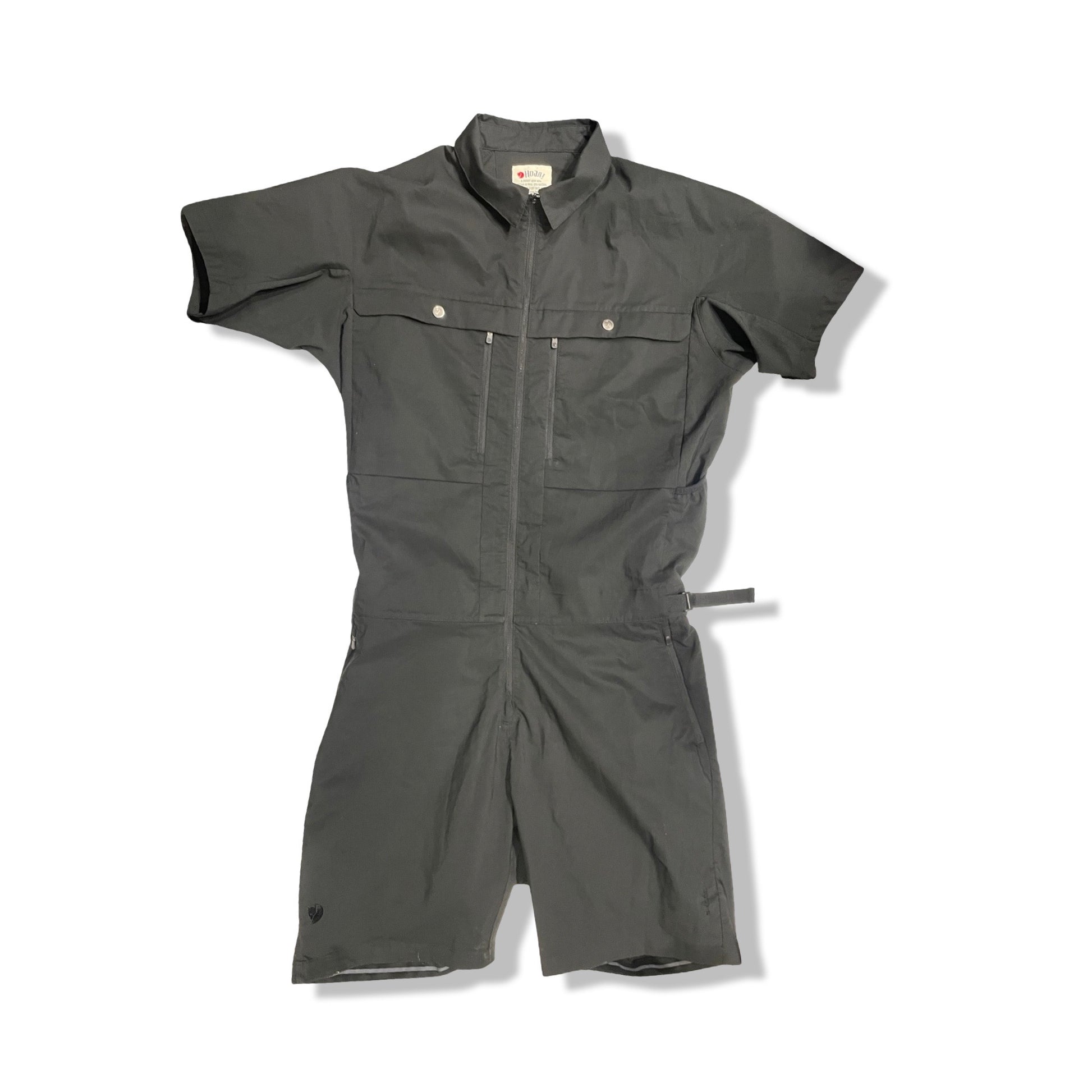 Fjällräven Hoja Field Suit overall för herr i svart, fotograferad framifrån mot en vit bakgrund.