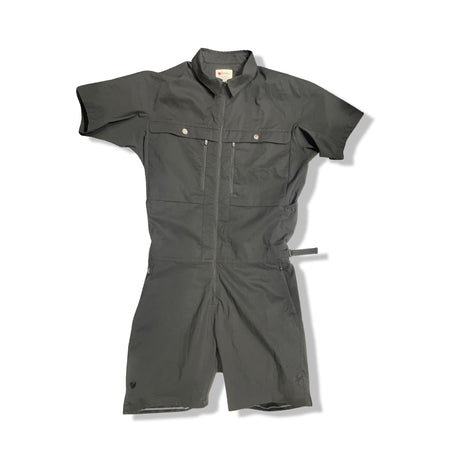 Fjällräven Hoja Field Suit overall för herr i svart, fotograferad framifrån mot en vit bakgrund.