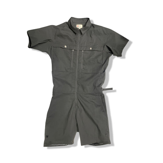 Fjällräven Hoja Field Suit overall för herr i svart, fotograferad framifrån mot en vit bakgrund.