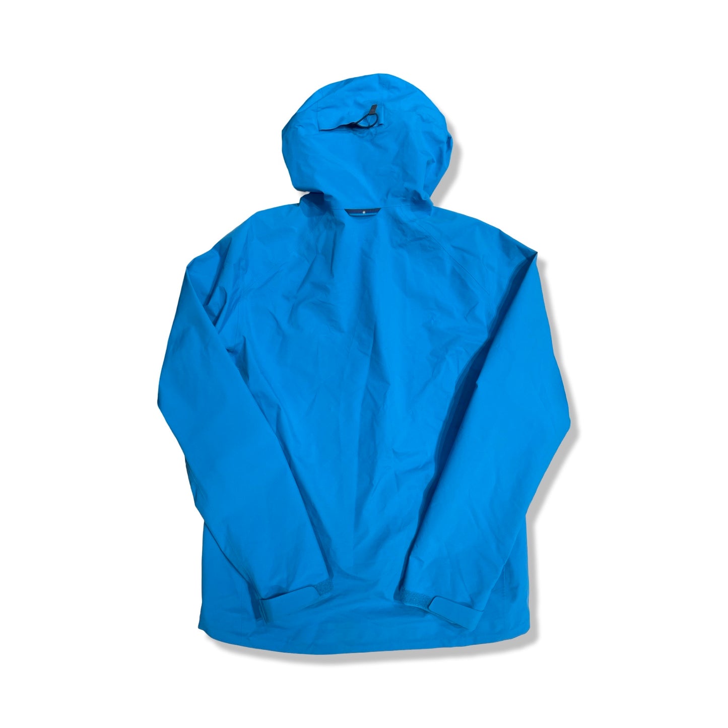 Baksidan av Peak Performance Blacklight skaljacka för herr i blått, fotograferad platt mot en vit bakgrund.