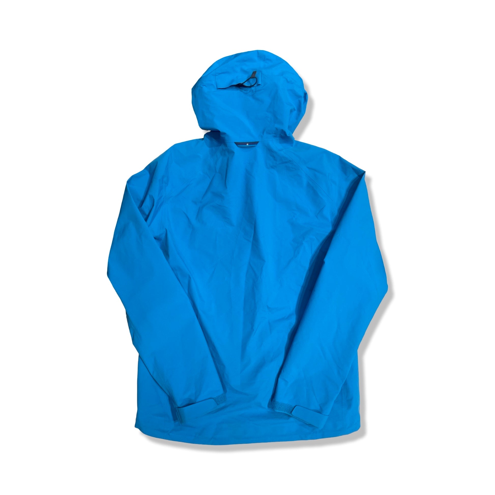 Baksidan av Peak Performance Blacklight skaljacka för herr i blått, fotograferad platt mot en vit bakgrund.