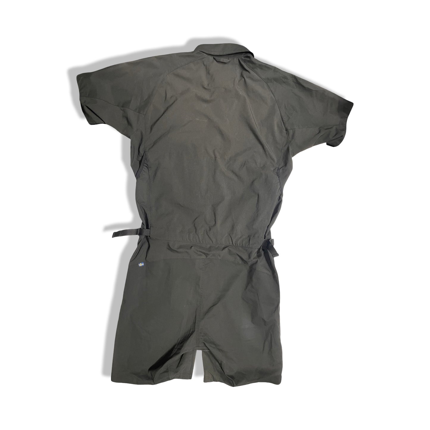 Fjällräven Hoja Field Suit-overall för herr i svart, fotograferad bakifrån mot en vit bakgrund.