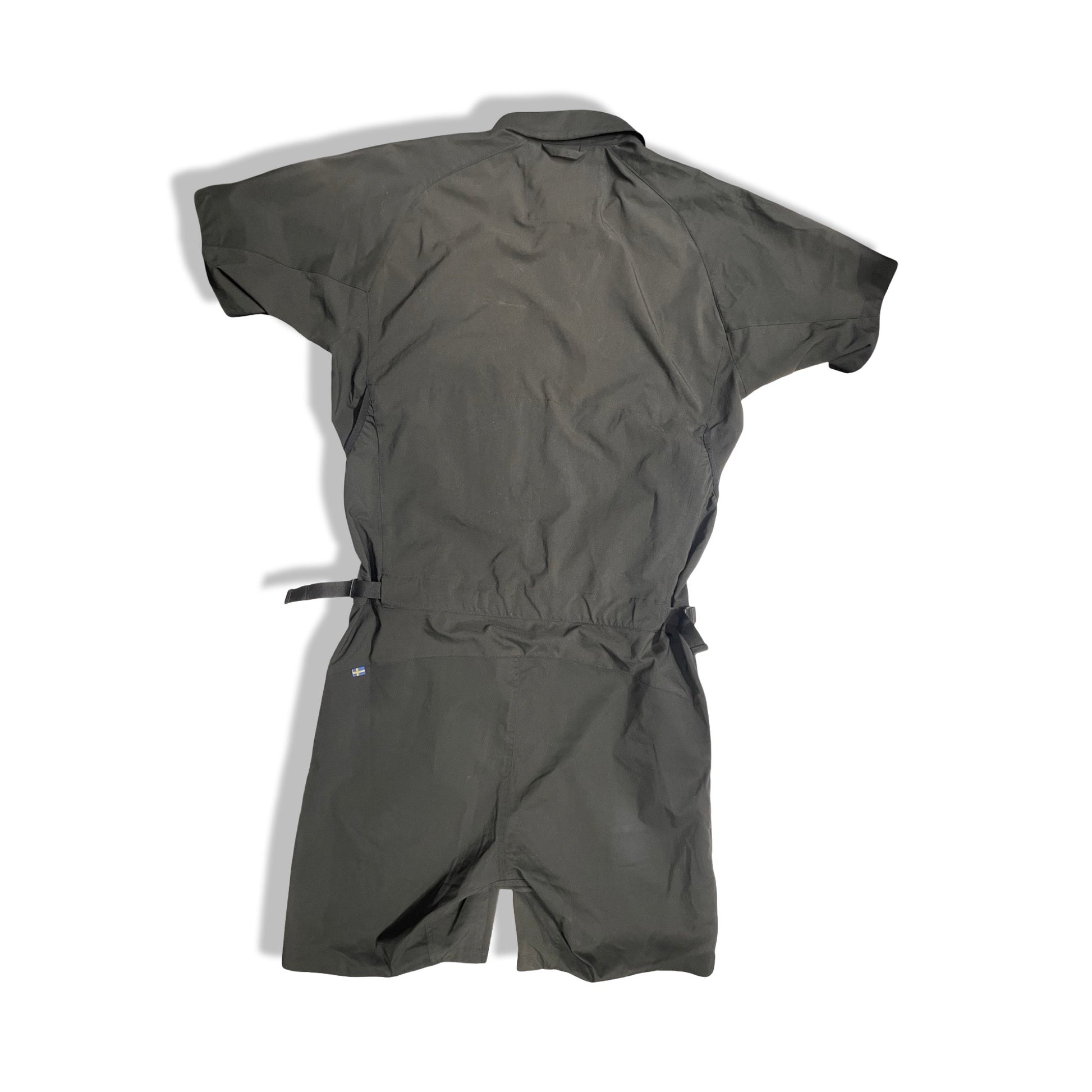 Fjällräven Hoja Field Suit-overall för herr i svart, fotograferad bakifrån mot en vit bakgrund.