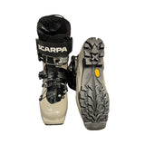 Pjäxor Scarpa Maestrale Tactical 270 för herr i ljusgrått och svart, fotograferade mot en vit bakgrund. En pjäxa visas framifrån och den andra visar Vibram-sulan.