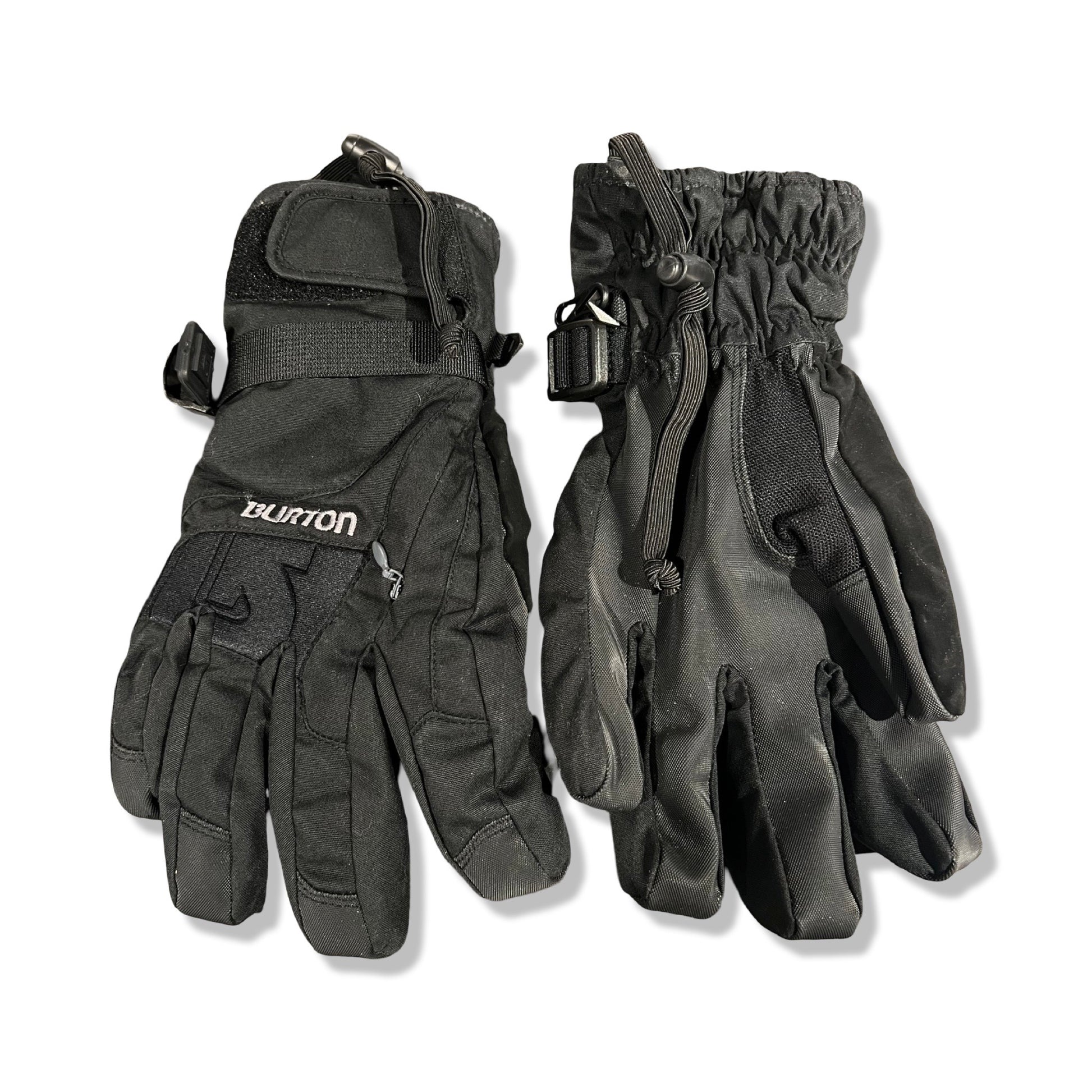 Ett par Burton GTX Under glove handskar för herr i svart, där den ena visar ovansidan med loggan och den andra visar handflatan. Fotograferade mot en vit bakgrund.