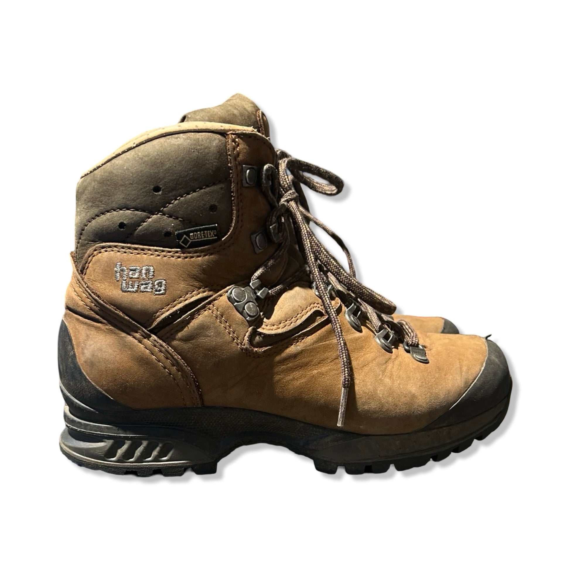 Hanwag GTX vandringskängor för dam i brunt. Kängorna är fotograferade från sidan mot en vit bakgrund.