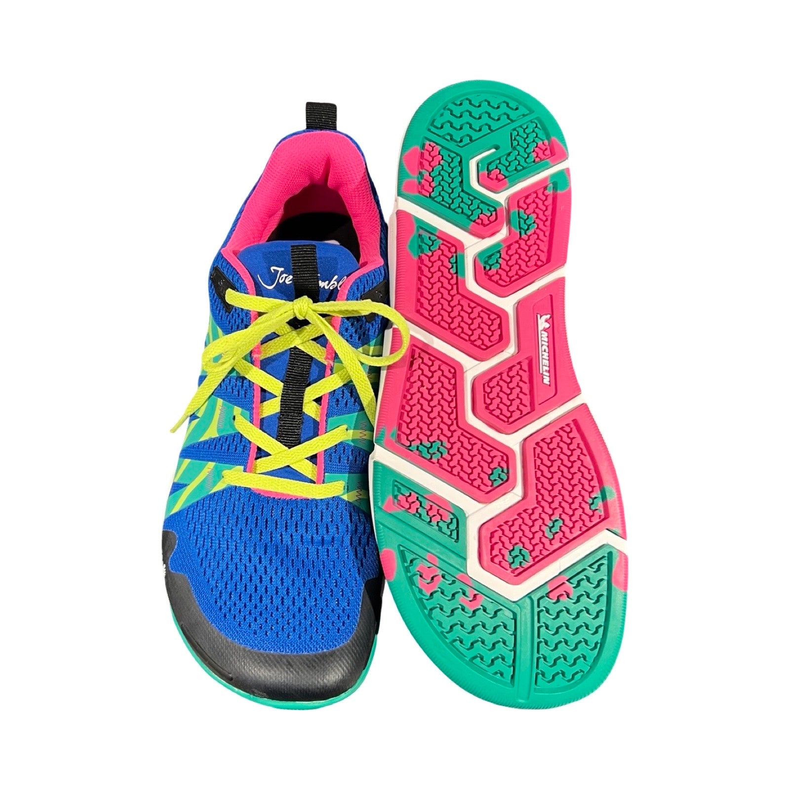 Joe Nimble Road Addict löparskor för herr i blått med rosa, gröna och gula detaljer, fotograferade ovanifrån mot en vit bakgrund. Ena skon visar ovansidan och den andra visar sulan.