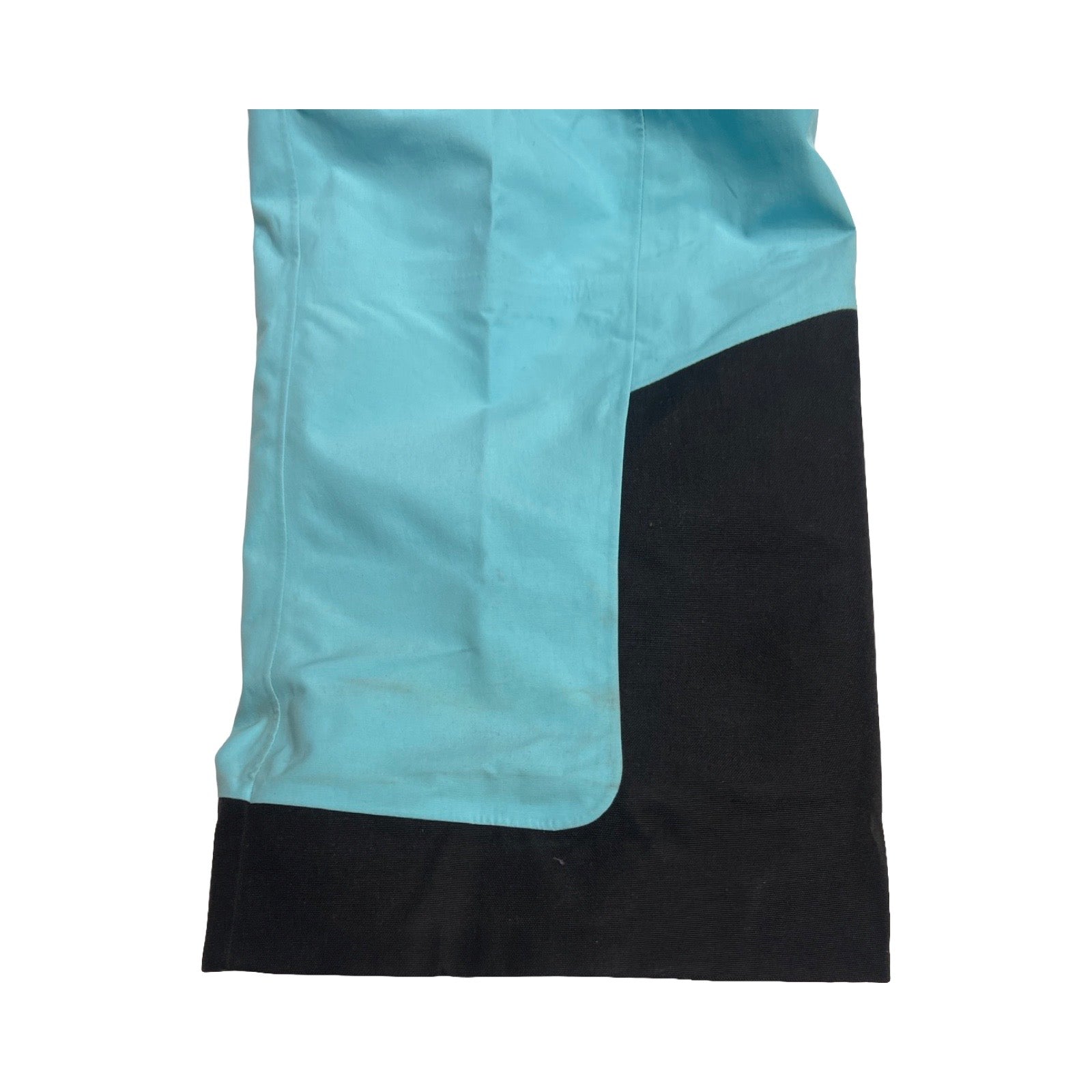 Närbild på fläckar vid benslutet på ett par ljusblå Peak Performance GTX Pro skalbyxor för dam.