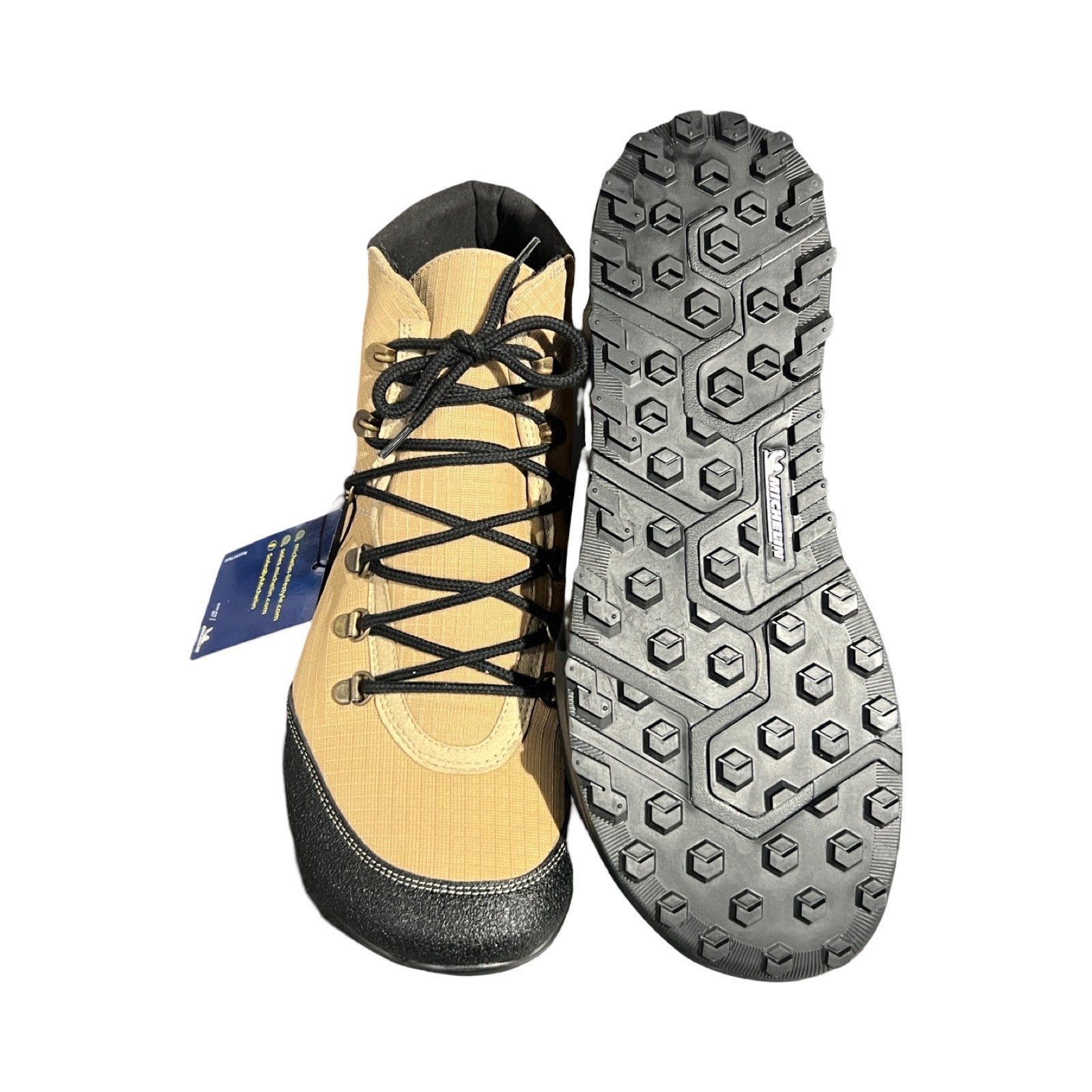 Joe Nimble WanderToes 2.0 Lite vandringskängor för herr i färgen desert. En känga visas ovanifrån och den andra visar den grovmönstrade svarta sulan.