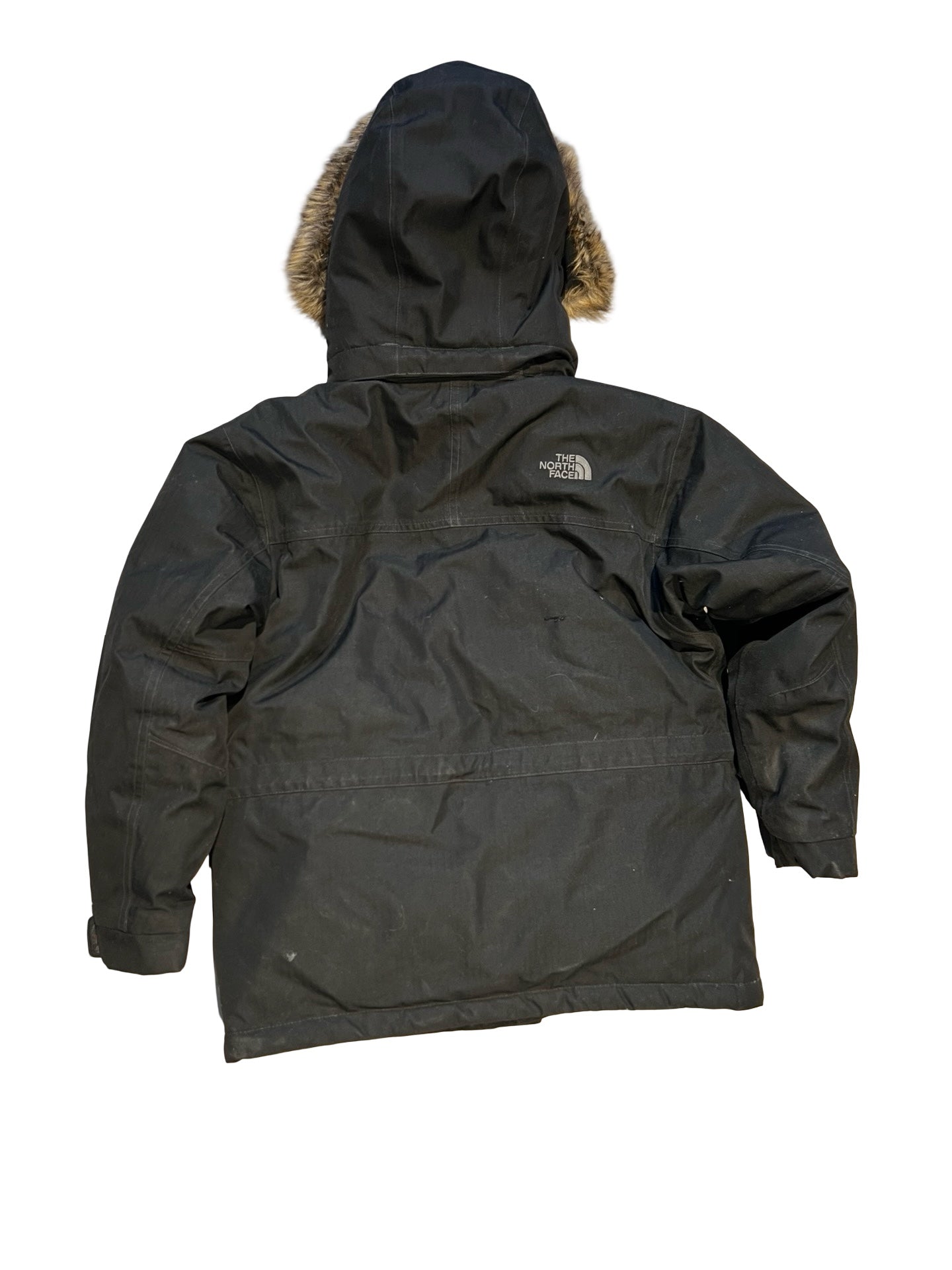 Baksidan av The North Face Insulated parkas i svart. Parkasen har en huva med pälskant och är fotograferad mot en vit bakgrund.