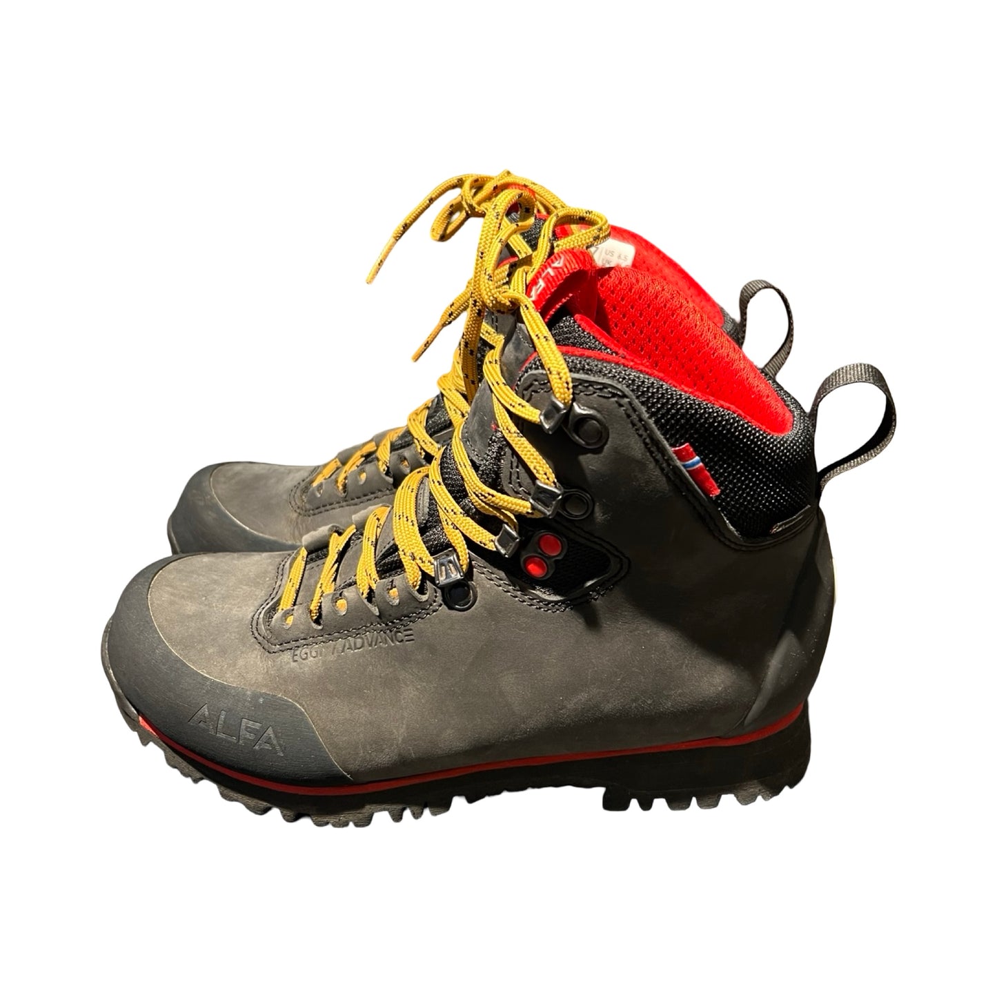 Alfa Eggi kängor för dam i svart med gula skosnören och röda detaljer, fotograferade från sidan mot en vit bakgrund.