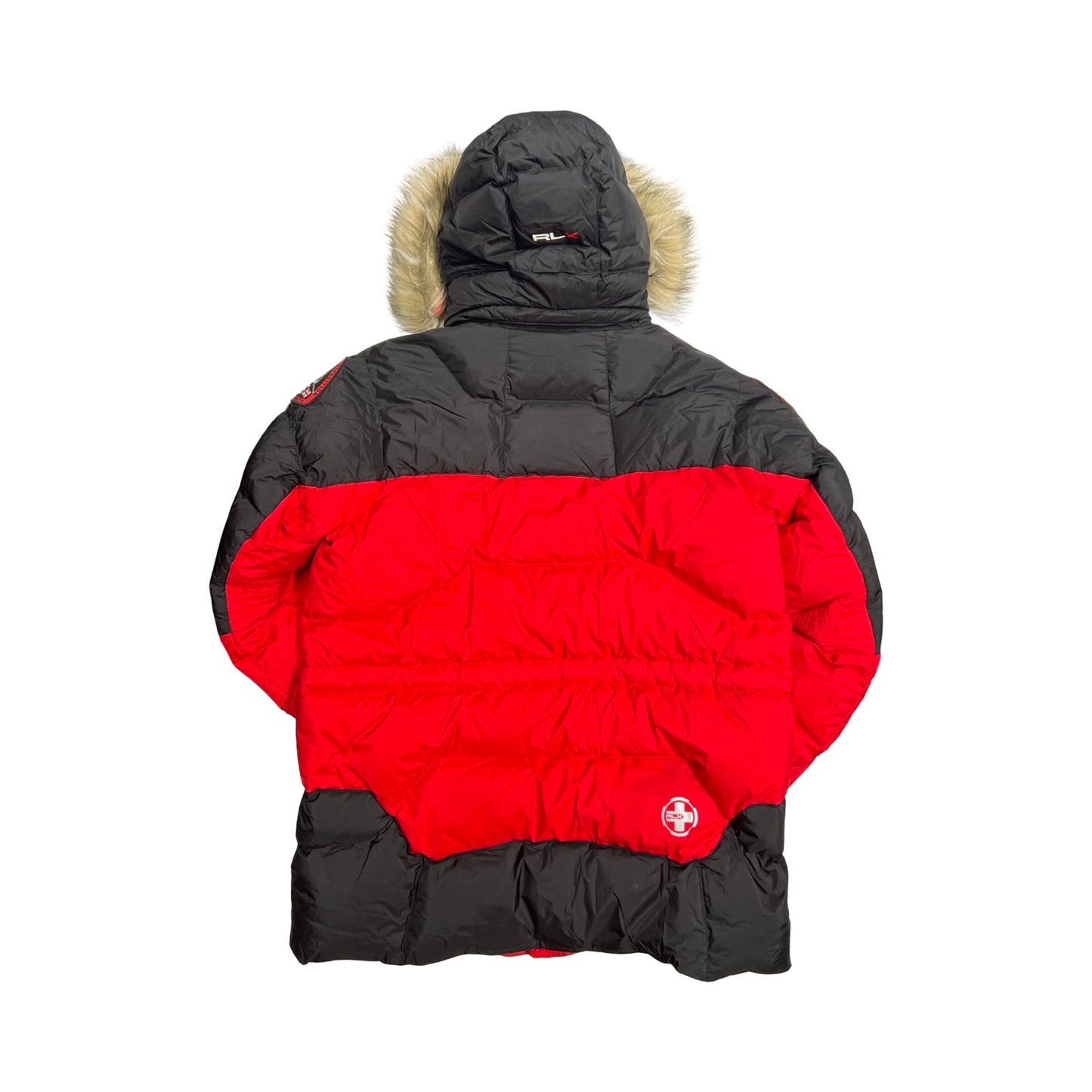 Baksidan av Ralph Lauren RLX Transglobal Expedition parkas för herr i rött och svart, fotograferad mot en vit bakgrund.