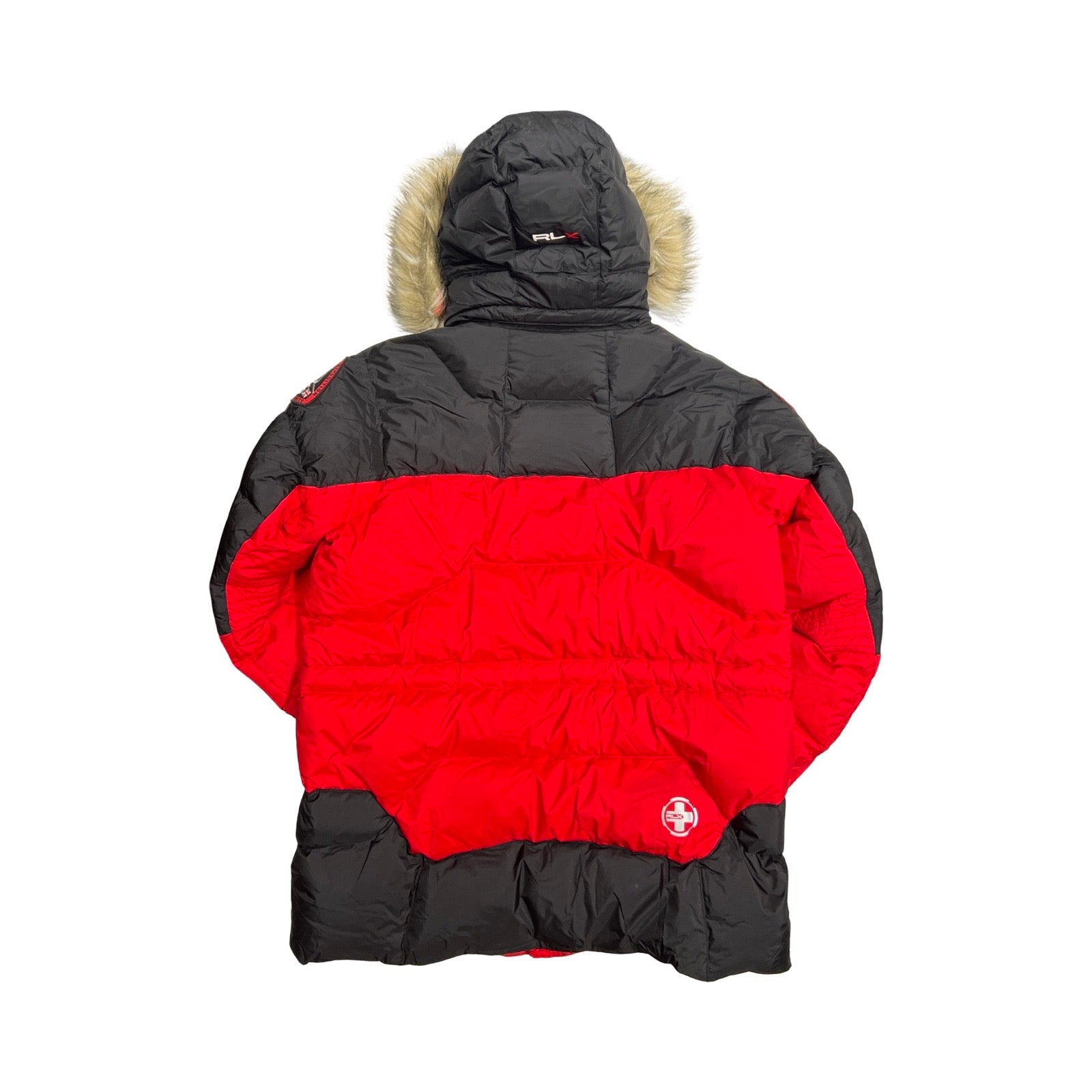 Baksidan av Ralph Lauren RLX Transglobal Expedition parkas för herr i rött och svart, fotograferad mot en vit bakgrund.