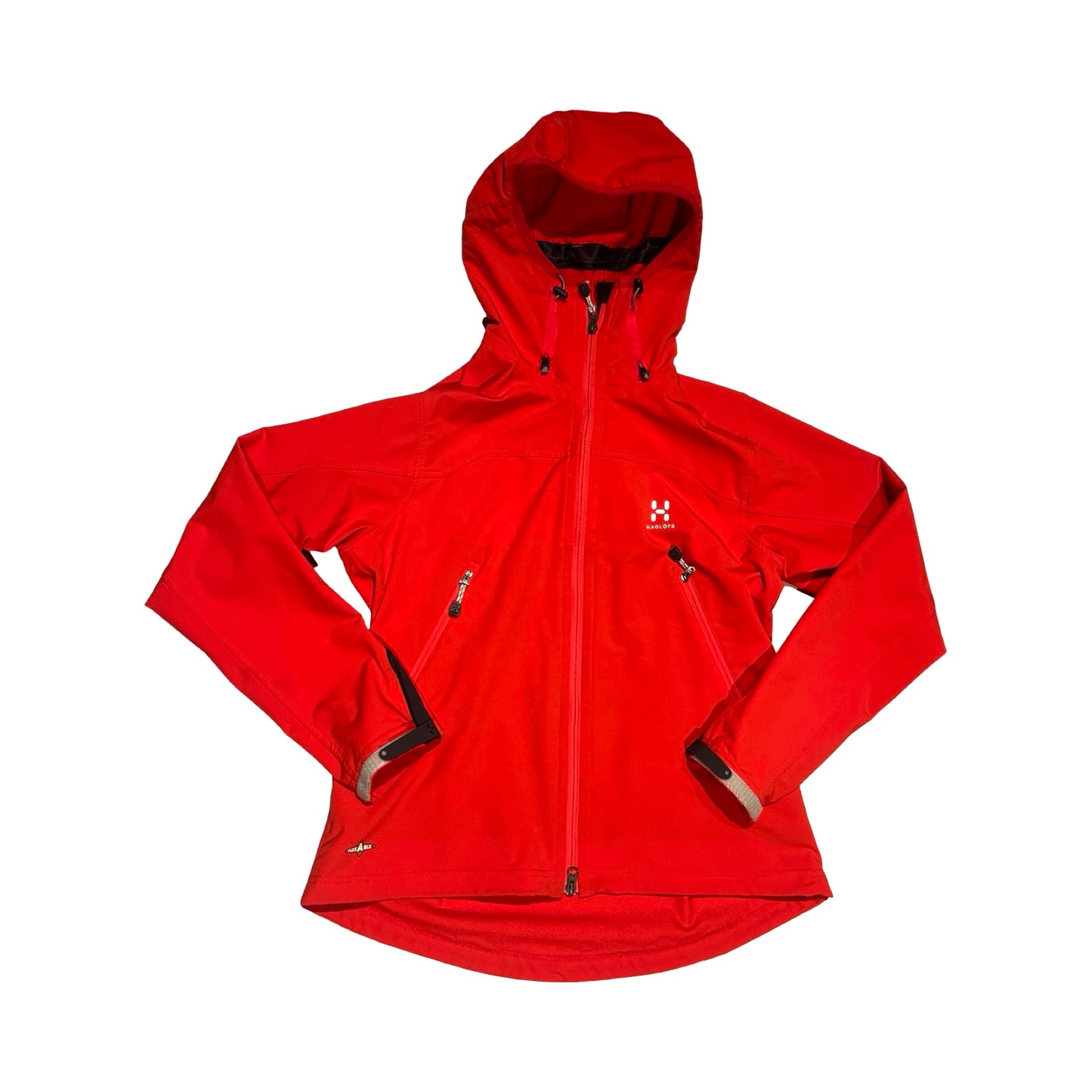 Haglöfs softshelljacka för dam i rött. Jackan har huva och heldragen dragkedja och är fotograferad platt framifrån mot en vit bakgrund.
