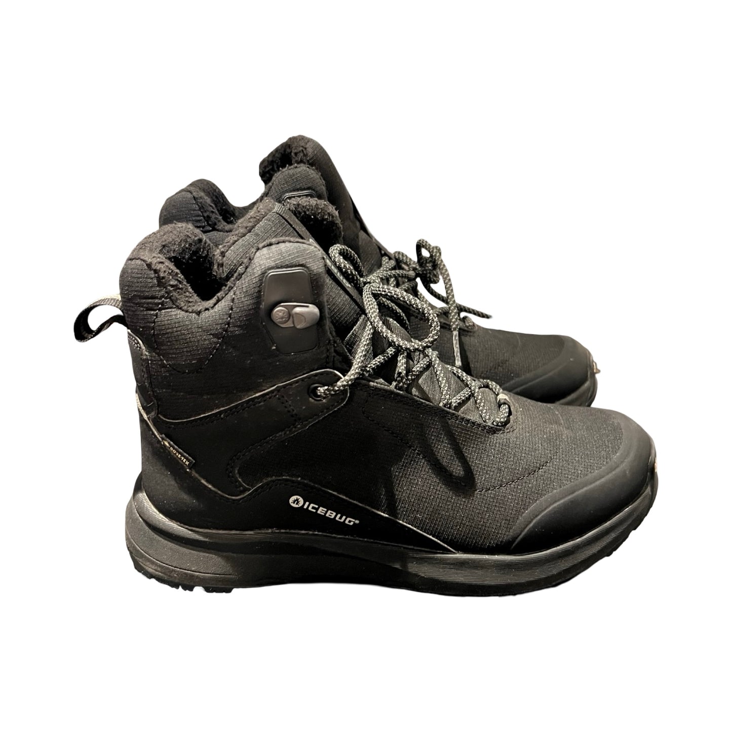 Icebug Pace kängor för dam i svart. Kängorna är fotograferade från sidan mot en vit bakgrund.