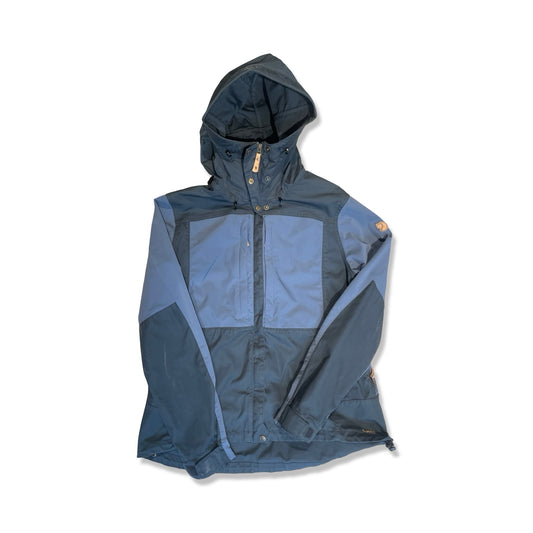 Fjällräven Keb skaljacka för dam i blått och mörkblått med huva, fotograferad mot vit bakgrund.